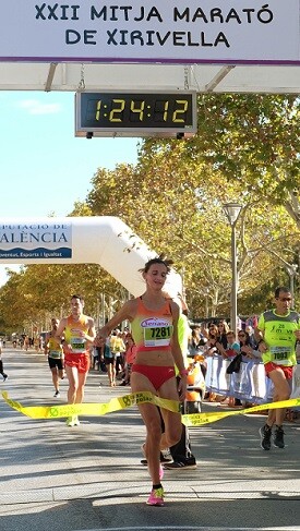 Mª José Cano cruzando la linea de meta.