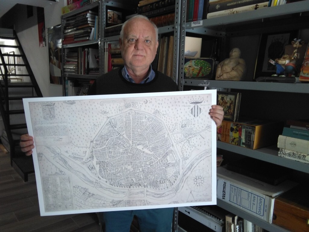 Rafa Solaz con el plano de Manceli (9)