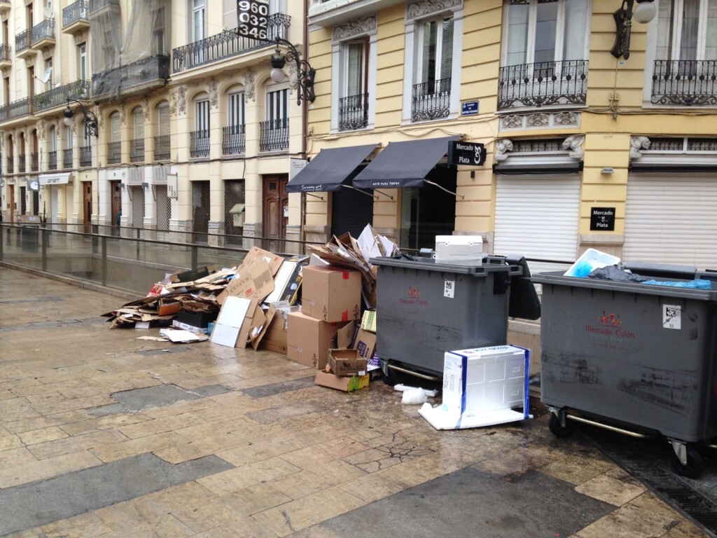 carton y papeles por recoger 2