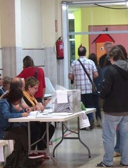 Gente votando.