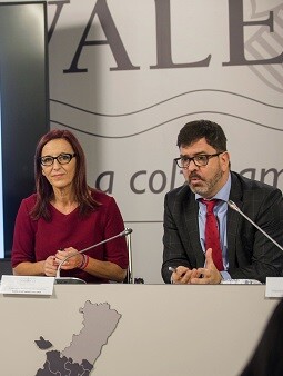 Maria Josep Amigó y Emili Altur durante la presentación de las ayudas.