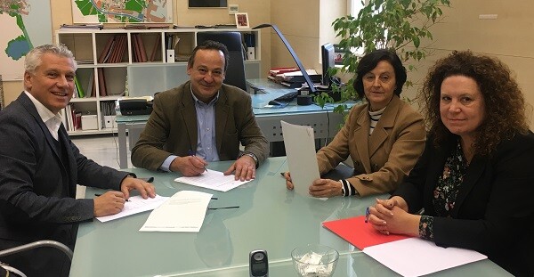 Sarriá firma el acuerdo.