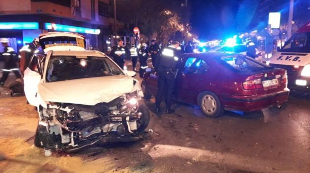 Un conductor ebrio causó dos accidentes de tráfico con cinco heridos en la Gran Vía de Germanías (1)