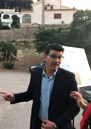 Jorge Rodríguez, durante su visita a la urbanización Monterrey del Real de Gandia.
