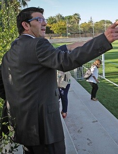 Jorge Rodríguez durante una visita a un campo de fútbol de la comarca.