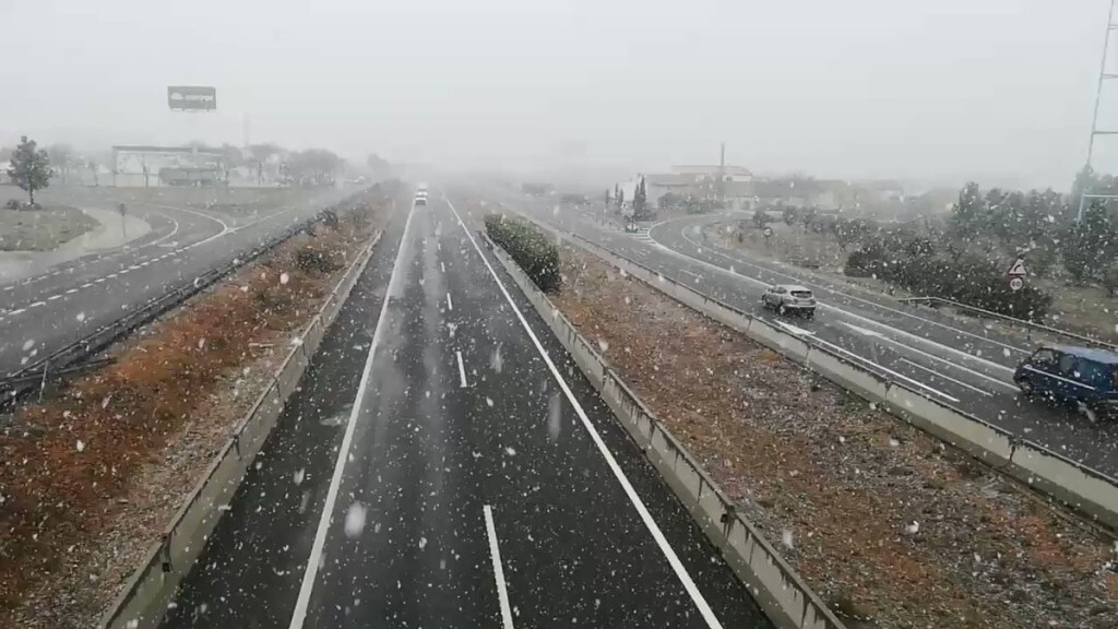 La nieve obliga a suspender clases y devolver a alumnos a sus casas en varias localidades valencianas