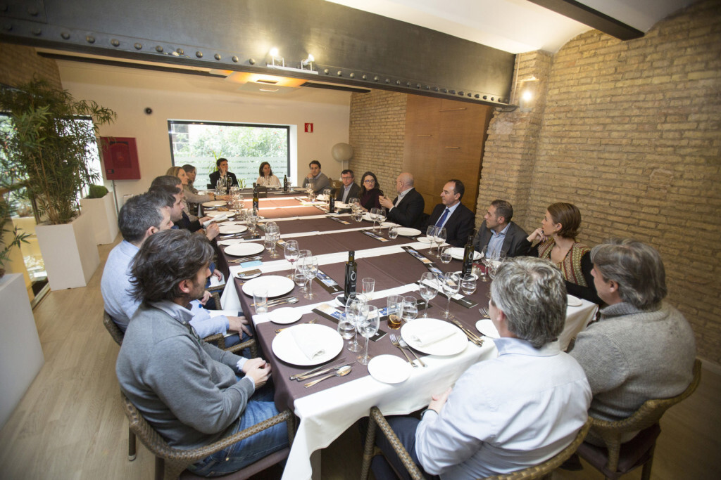 Momento de 'Compartir Experiencias' con Mónica Oltra en Q'Tomas