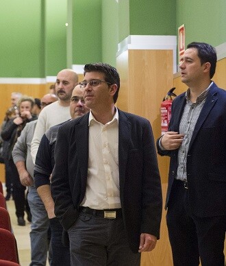 El presidente de la Diputació Jorge Rodríguez junto al alcalde de Montaverner, Juli Juan Soriano, y el secretario-interventor Lucas Gieure Sastre.