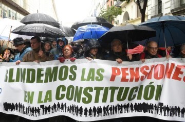 GRAF4248. MADRID (ESPAÑA), 17/03/2018.-Varios asistentes a la manifestación por unas pensiones dignas convocada por la Mesa Estatal por el Blindaje de las Pensiones (MERP), a la que han acudido miles de personas en la capital de España.EFE/Fernando Villar