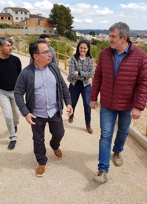 Josep Bort, junto con la alcaldesa de Macastre, María José Casero, y el alcalde de Yátova, Miguel Tórtola.