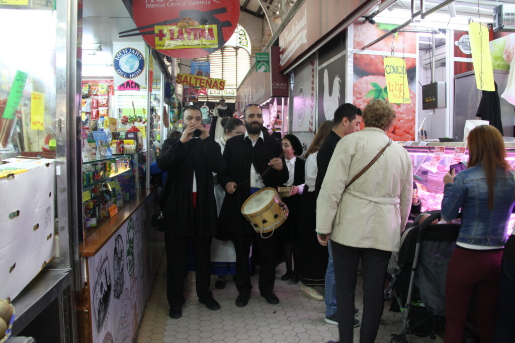 La imagen peregrina de Sant Vicent Ferrer recorre el Mercado Central (2)