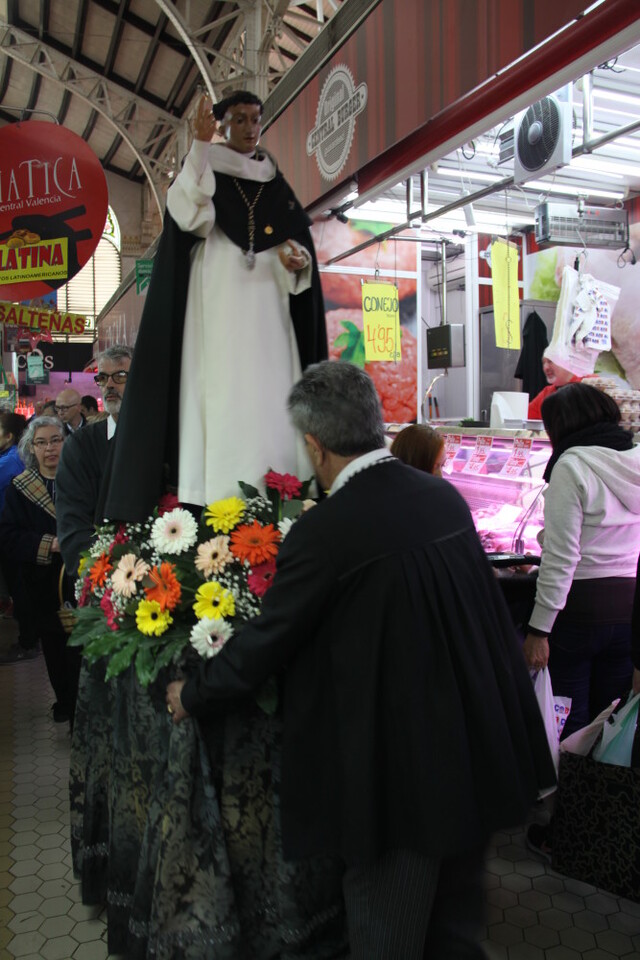 La imagen peregrina de Sant Vicent Ferrer recorre el Mercado Central (3)
