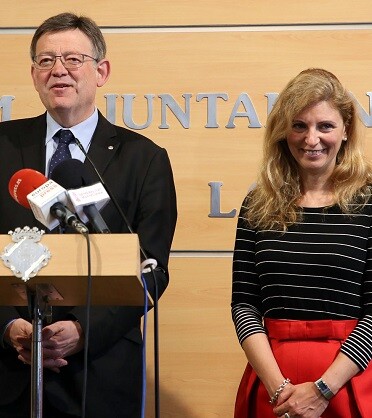 Puig junto a la alcaldesa.