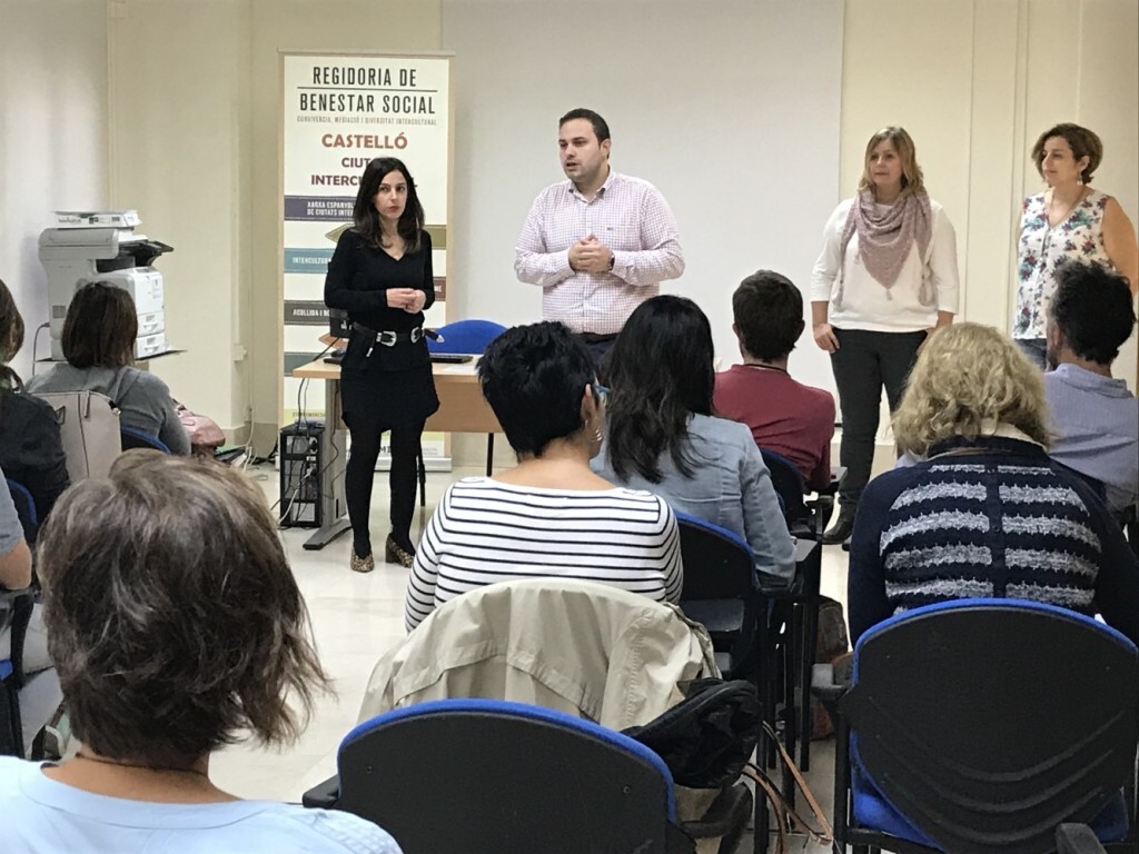 López, en una visita als participants de la campanya de sensibilització intercultural ‘Nosotros-Nosaltres’