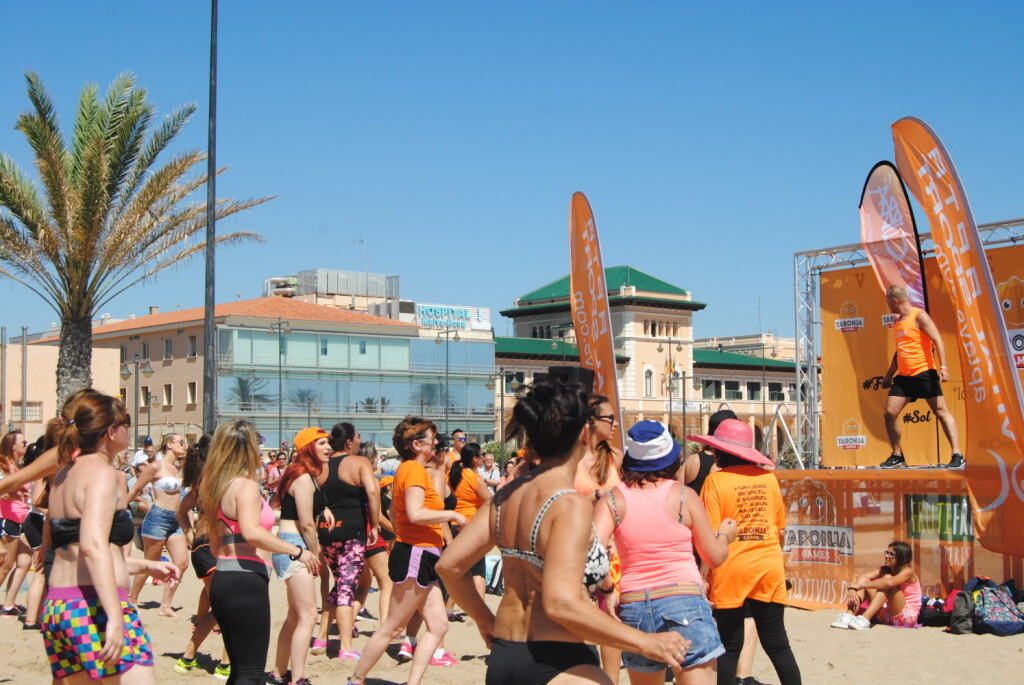 Música y actividades dirigidas en el Taronja Festival PLAYA (2)