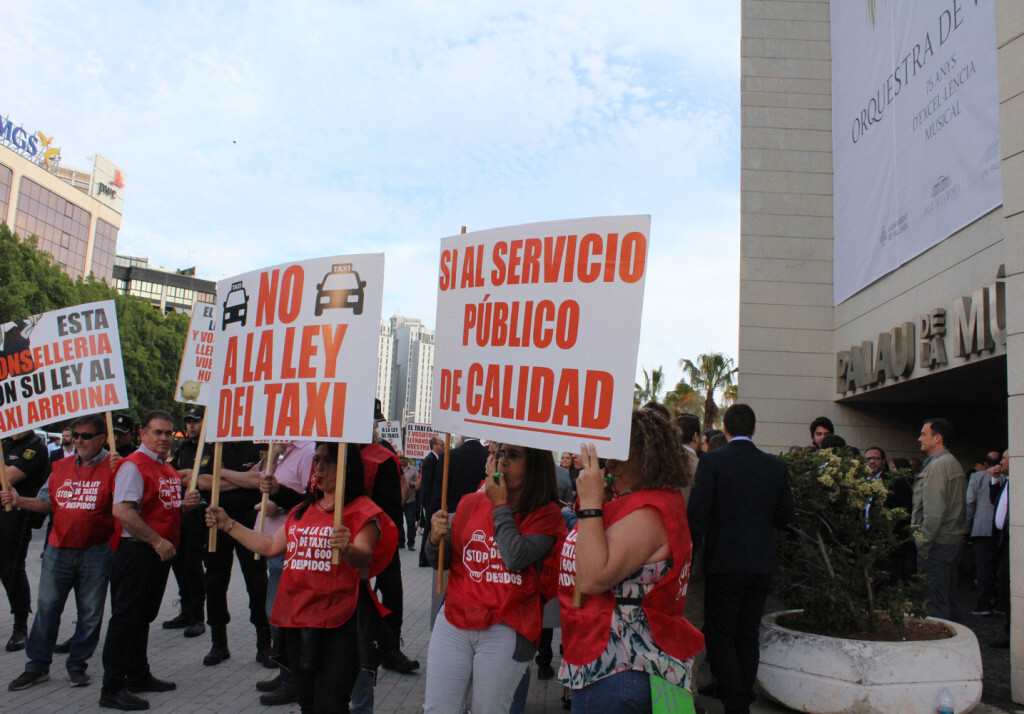 Protesta taxistas contra ley taxi Generalitat ante Palau Musica