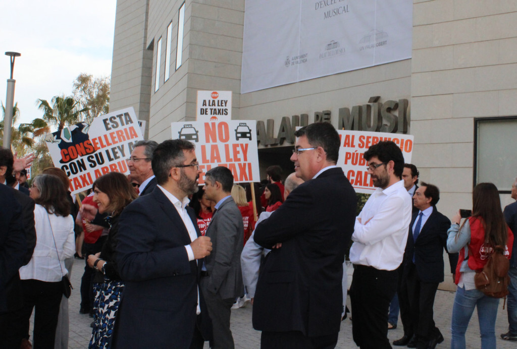 Taxistas contra Ley Taxi contra Enric Morera Corts