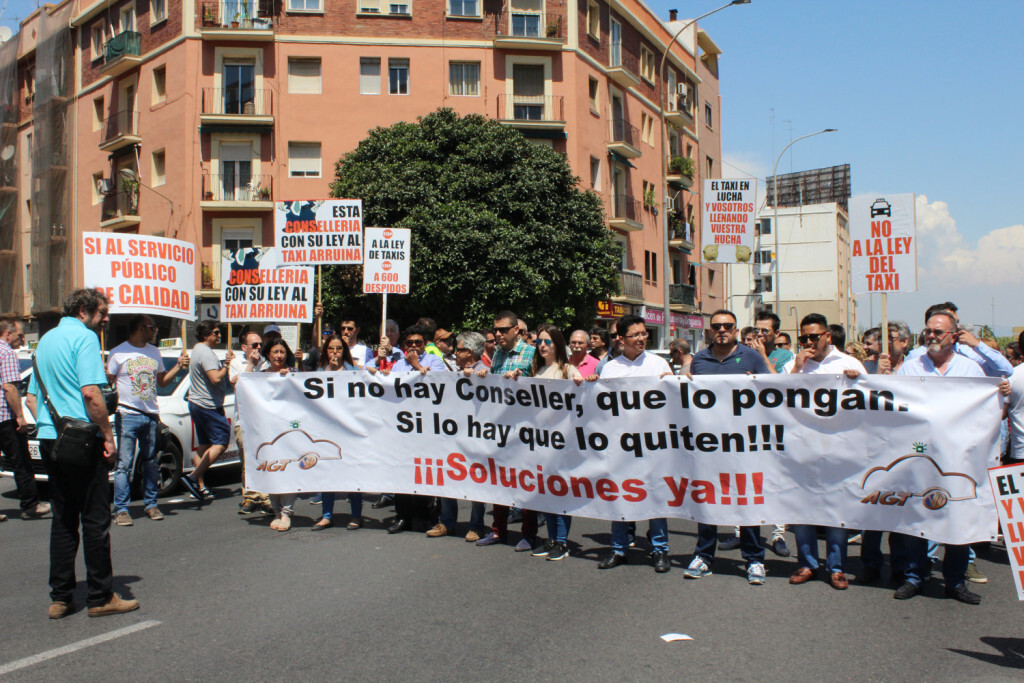 taxistas cortan la calle manifestacion