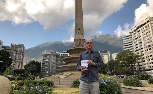 Eric Lagarde frente al obelisco en Caracas.