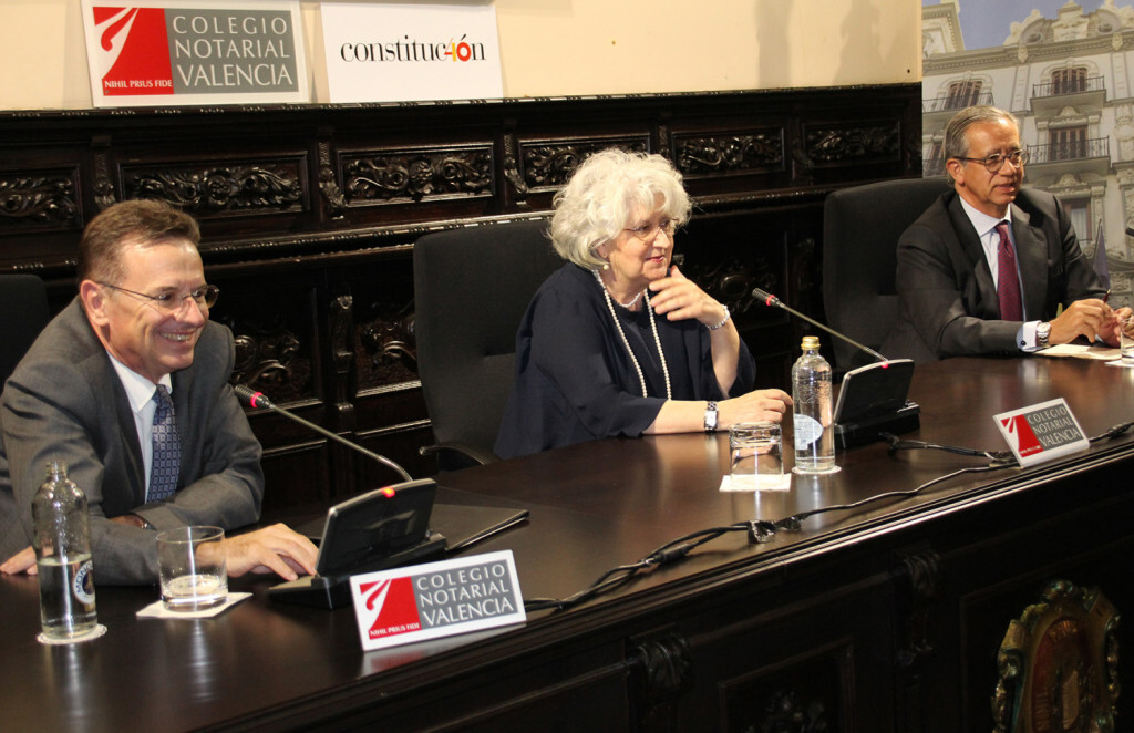 foto Conferencia Teresa Freixes con Decano y Vte Garrido