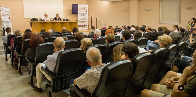 3 El salón de actos lleno durante la presentación.