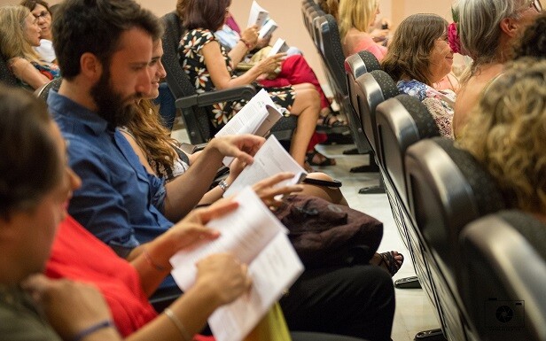 4 Los asistentes leyendo la antología.