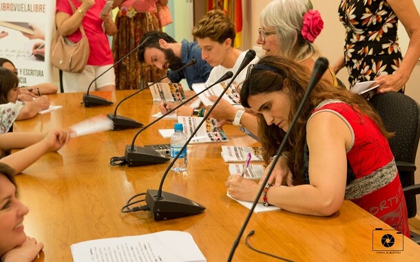 6 Los autores de Cada mirada es única dedicando la antología.