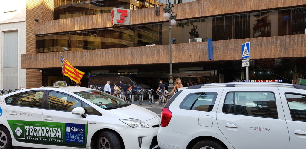 Cerrada a la circulación la calle Colón de València por la huelga de taxistas 20180730_183749(21)