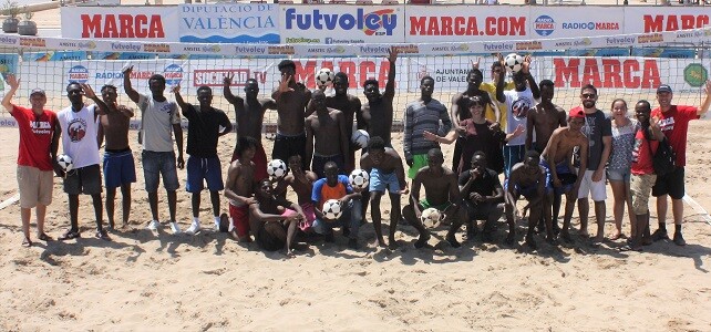 El Torneo de Futvoley en Valencia colabora con Cruz Roja en ayuda humanitaria a los inmigrantes.