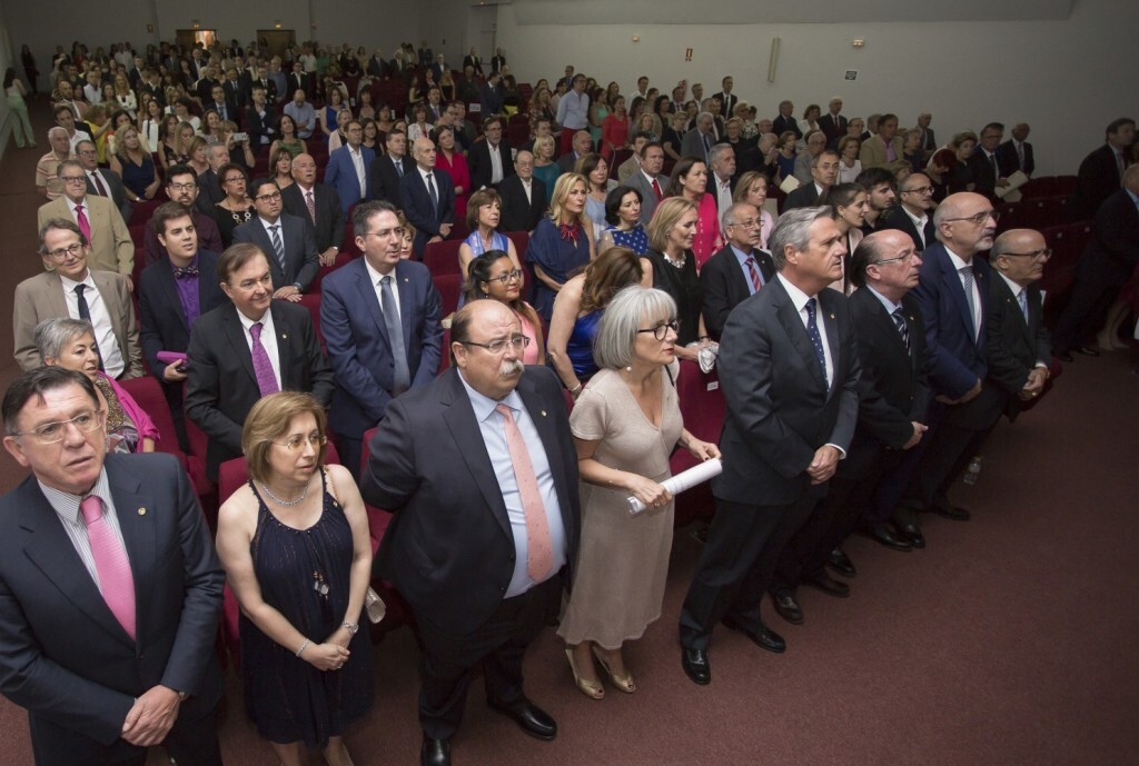 Salón de actos Ramón y Cajal abarrotado durante el acto de toma de posesión e imposición insignias