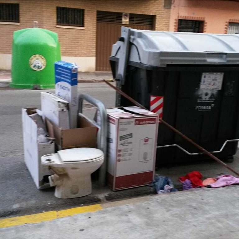 Abandono de basuras bloqueo acceso garaje (8)