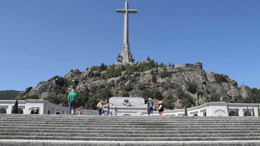 El Gobierno da luz verde a la exhumación de Franco valle caidos