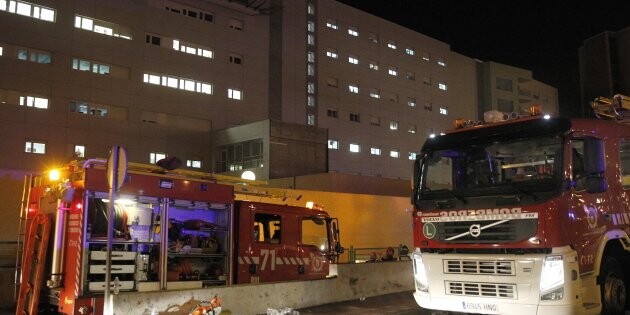 GRAF5645. SANTA CRUZ DE TENERIFE, 13/08/2018.- El incendio que se declaró poco antes de las 21:00 horas en el Hospital de la Candelaria ha sido sofocado aunque los pacientes de la zona de Urgencias siguen desalojados hasta que terminen las labores de ventilación. EFE/Cristóbal García