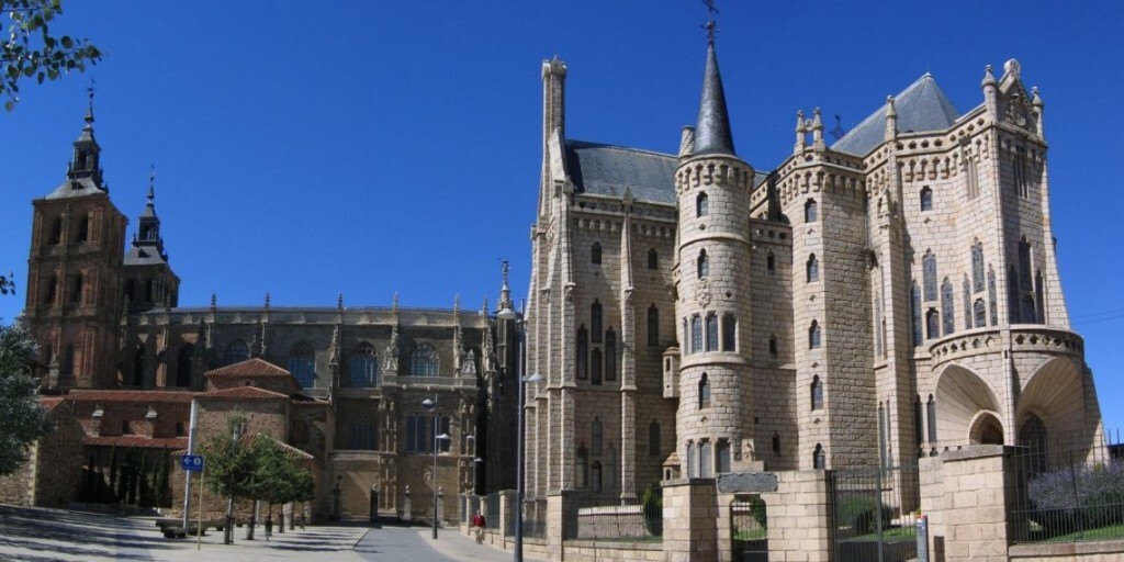 Astorga_Cathedral_Bishops_palace_2005-1140x570