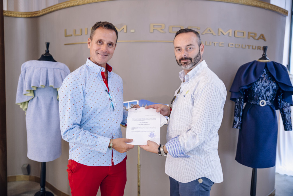 El Maestro Mayor del Gremio, Fran Tochena, hace entrega al creador Luis M. Rocamora la concesión del Premio Aguja Brillante 2018