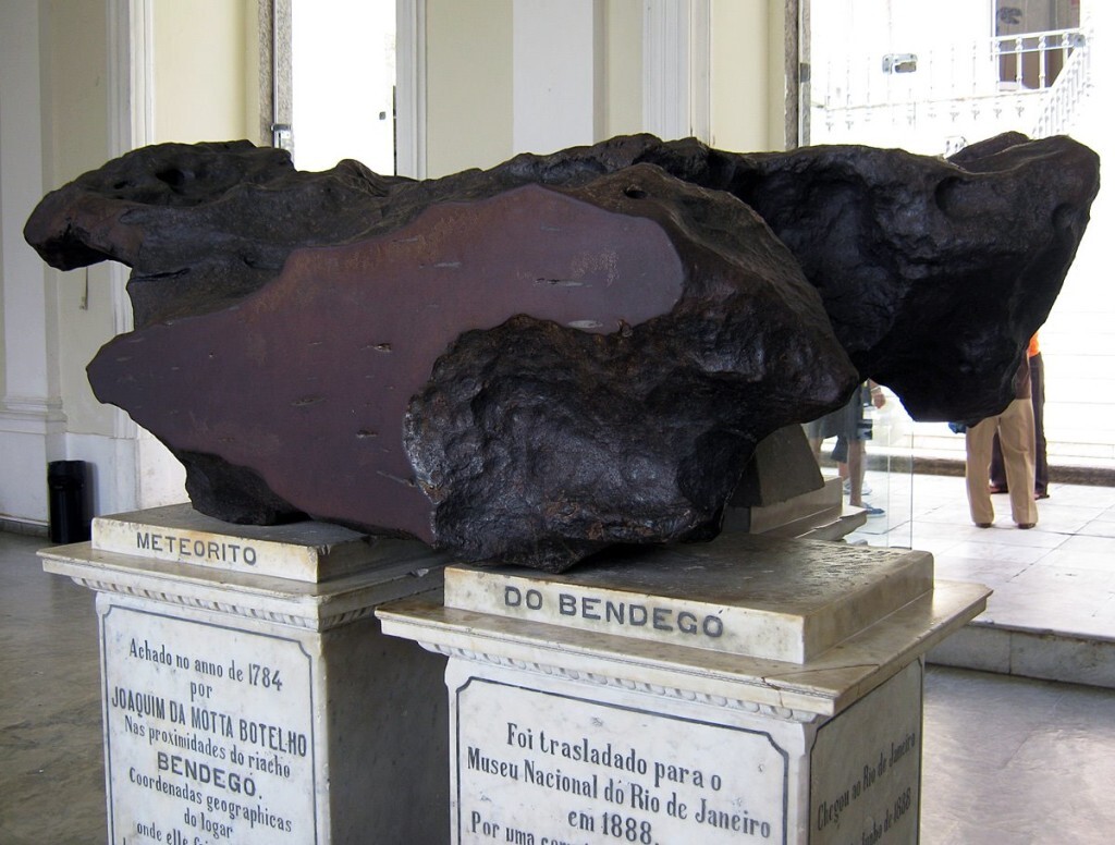 bendego-meteorite-front-national-museum-rio-de-janeiro_ba7f58f5_1200x909