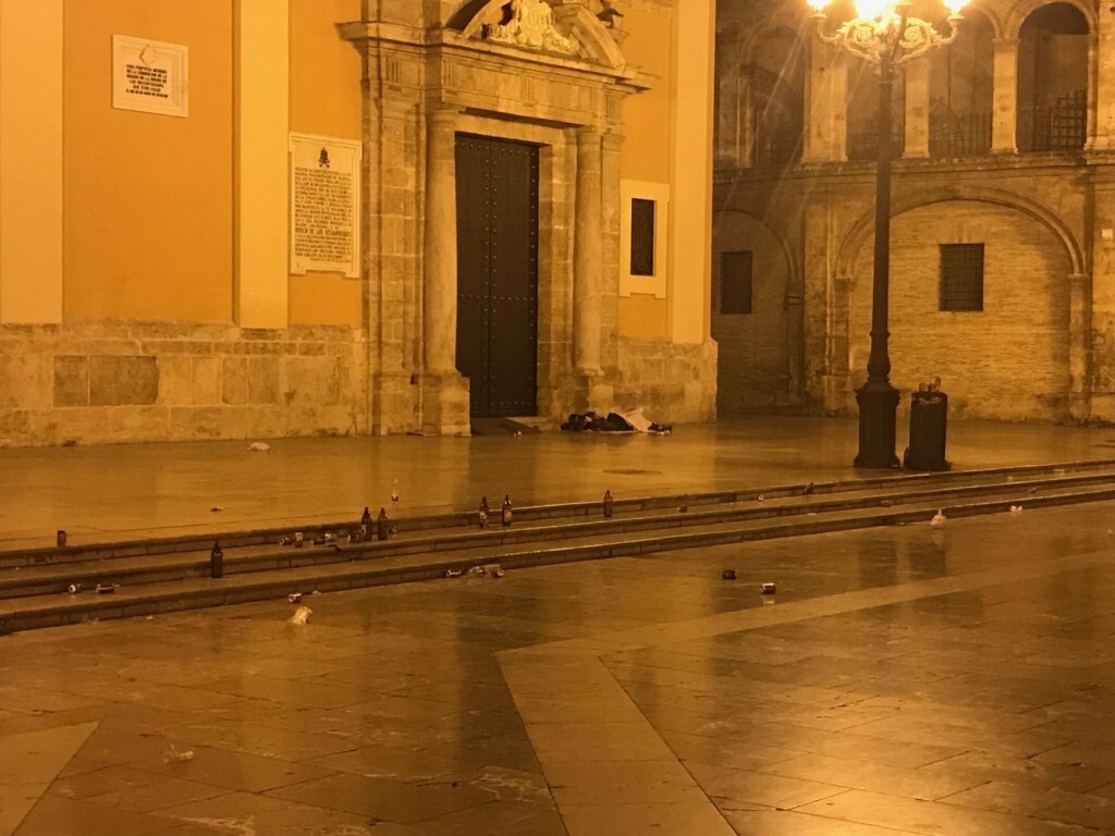 botellon plaza la Virgen 1