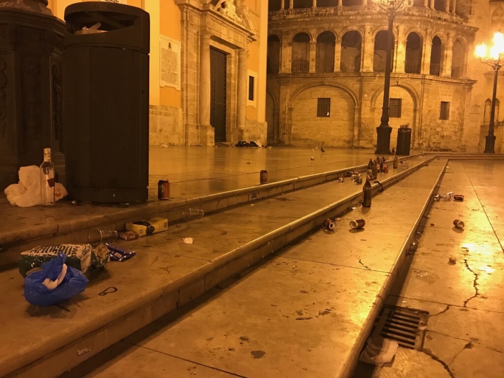 botellon plaza la Virgen 2