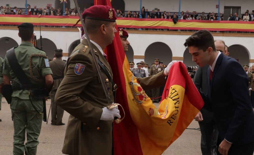 Multitudinaria jura de bandera de personal civil en Valencia (2)