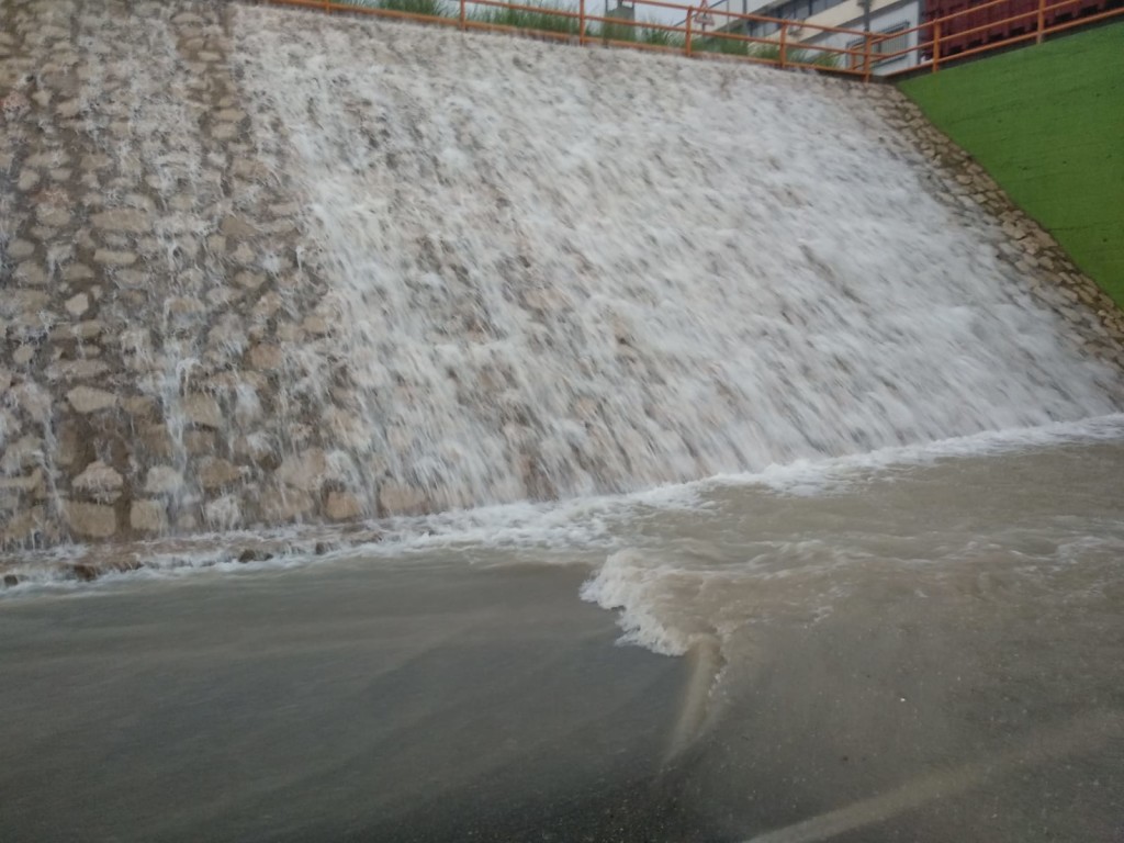 2)Imagen de la cascada que se origina al caer el agua acumulada en la parte superior del túnel