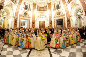 Falleras Mayores de Valencia ofrecen flores a la Virgen
