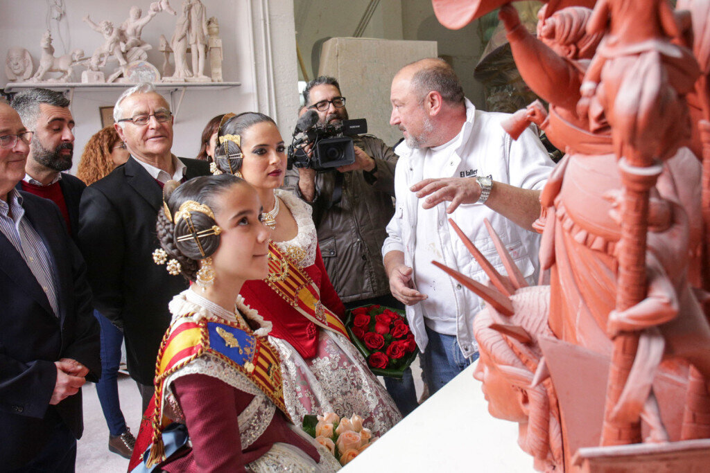 VALENCIA 12:34:10 L'alcalde de Valncia, Joan Rib, acompanyat del regidor de Cultura Festiva i president de Junta Central Fallera, Pere Fuset, les Falleres Majors 2019, Marina Civera i Sara Larrazbal, les Corts dÕHonor, i altres membres de l'equip de govern, visita els tallers de la Ciutat de l'Artista Faller.