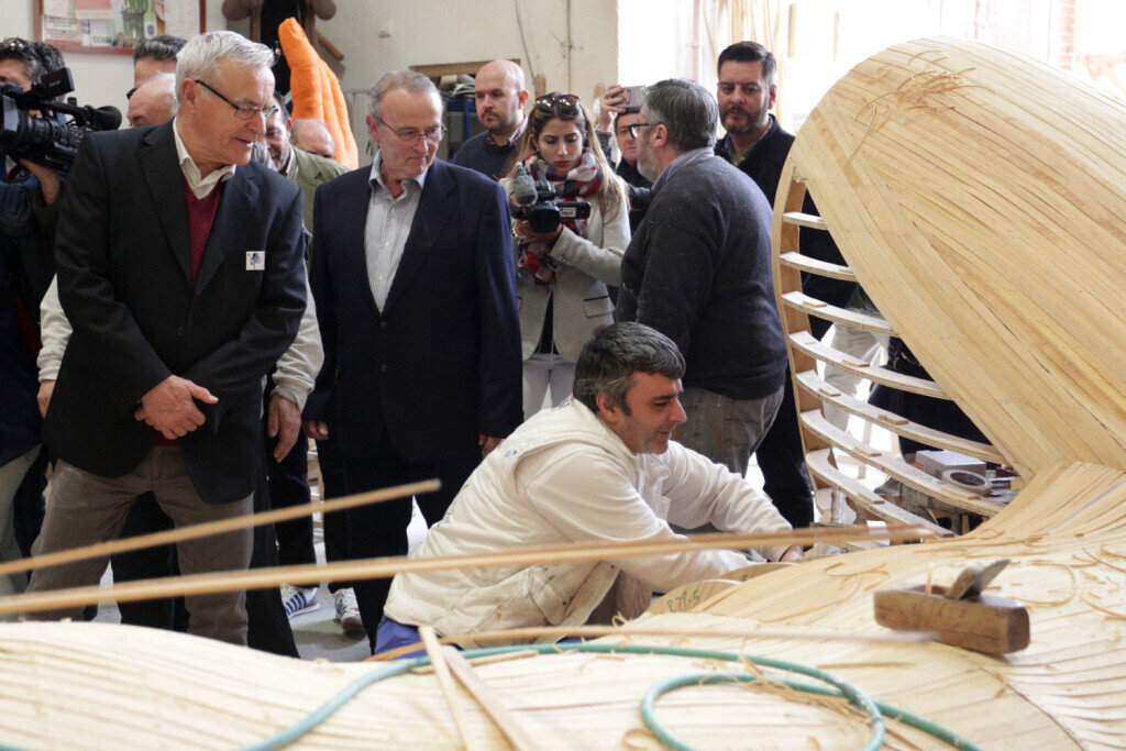 VALENCIA 12:46:22 L'alcalde de Valncia, Joan Rib, acompanyat del regidor de Cultura Festiva i president de Junta Central Fallera, Pere Fuset, les Falleres Majors 2019, Marina Civera i Sara Larrazbal, les Corts dÕHonor, i altres membres de l'equip de govern, visita els tallers de la Ciutat de l'Artista Faller.