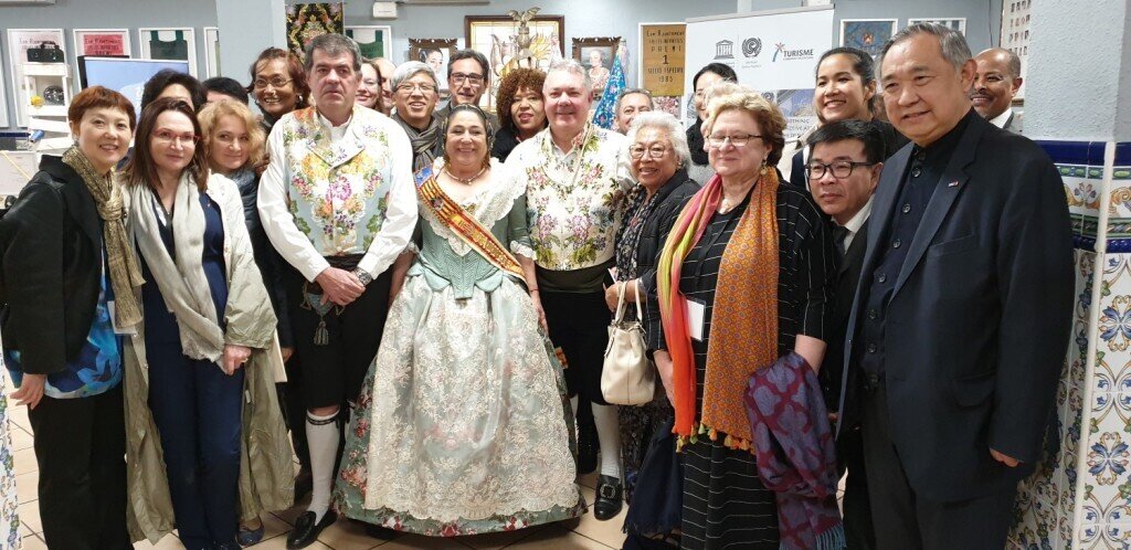La falla Espartero G.V Ramón y Cajal recibe a la delegación de expertos en indumentaria de Unesco (12)