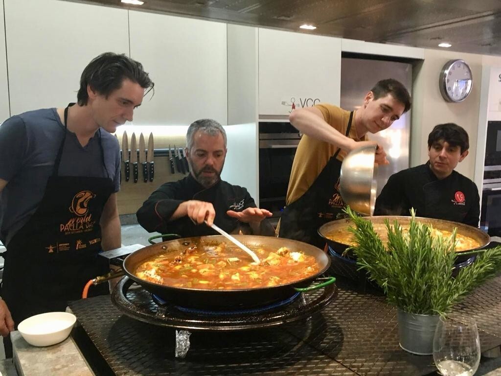 Los gemelos Weasley aprenden a cocinar paella valenciana en Valencia Club Cocina (1)