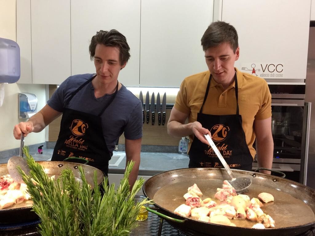 Los gemelos Weasley aprenden a cocinar paella valenciana en Valencia Club Cocina (2)