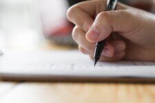mano-escribiendo-papel-boligrafo_1232-1343