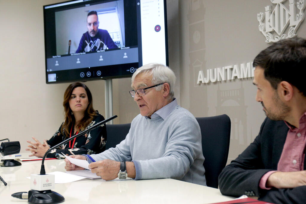 VALENCIA 2020-04-21 L'alcalde de València, Joan Ribó, i els vicealcaldes, Sandra Gómez i Sergi Campillo, informen en roda de premsa dels assumptes tractats en la Comissió de Seguiment de la crisi del coronavirus.