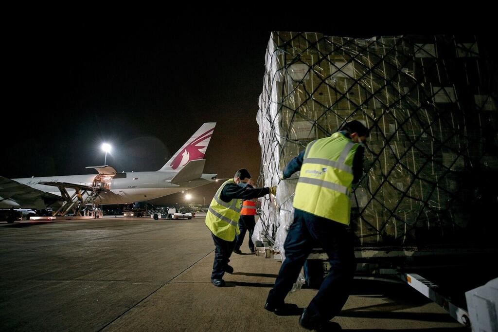 GRAFCVA4089. VALENCIA, 14/04/2020.- Esta madrugada ha aterrizado en el aeropuerto de Manises (Valencia) en noveno avión con material sanitario para la Comunidad Valenciana de la Operación Ruta de la Seda con 54 toneladas.En avión transporta 2.461.00 mascarillas, 152.600 monos EPI y 90.00 gafas de protección.EFE/ Manuel Bruque POOL