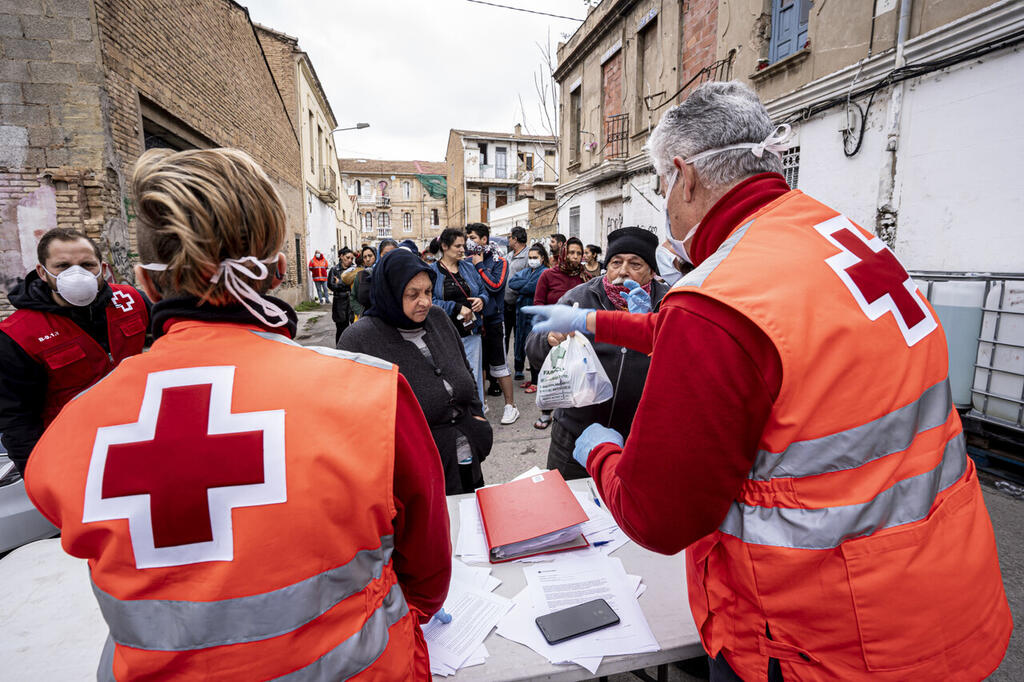 mikel ponce.....valencia.....24-3-20.....Voluntarios de la Cruz Roja reparten alimentos y articulos de higiene en un asentamiento rumano en Valencia medidas que se han intensificado a raíz del estado de alerta decretado por el gobierno central por el contagio del coronavirus.archdc